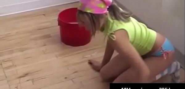  Novinha Tirando a Roupa Enquanto Lava a Casa